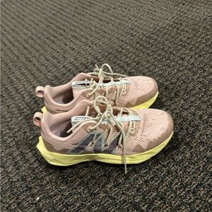 New Balance Women's Dynasoft Tektrel V1 Trail Running Shoe